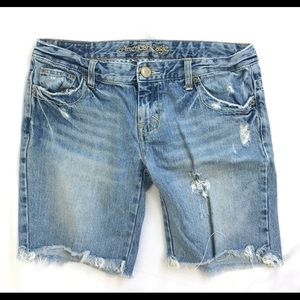 American Eagle distressed short